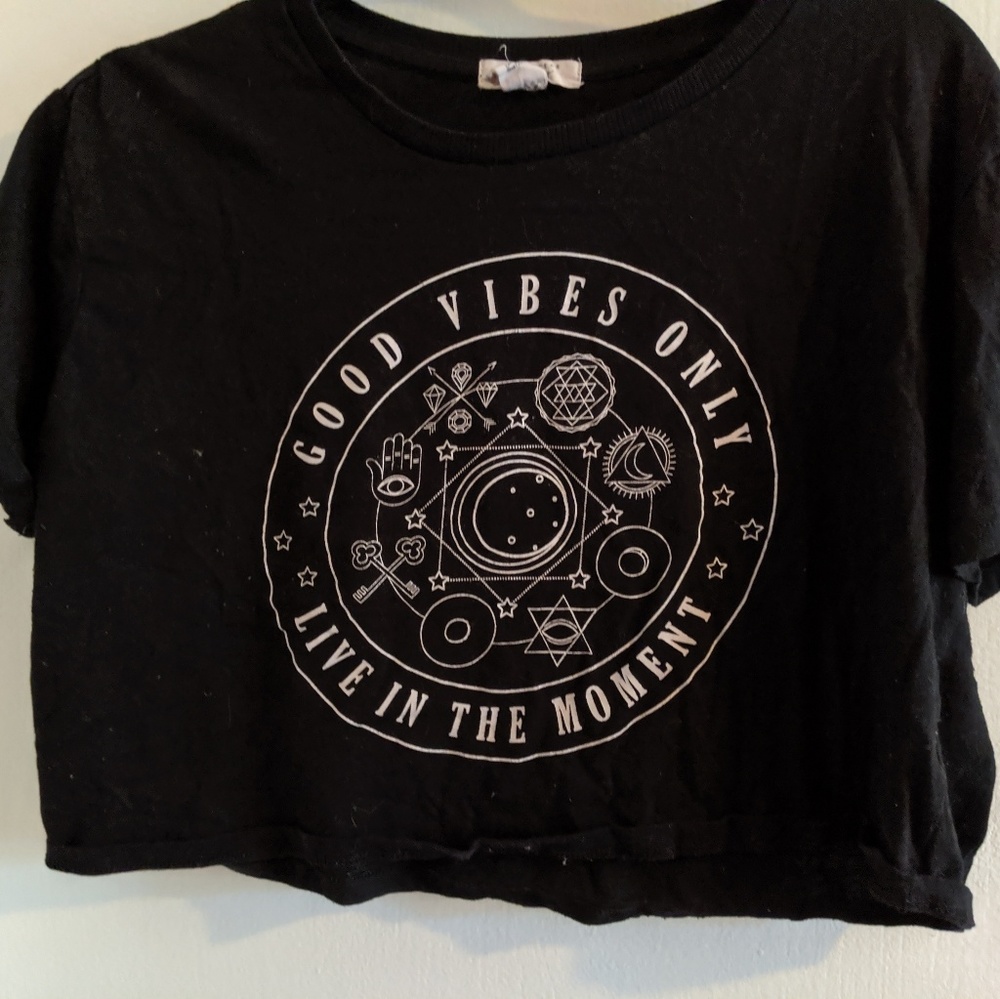 Cropped women's graphic tee